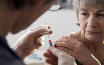 Vacinas em uso no Brasil não são experimentais, diz Anvisa