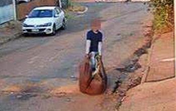 Vídeo chocante: após matar mulher esquizofrênica, homem arrasta corpo no meio da rua