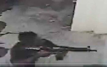 Vídeo mostra bandido de fuzil assaltando fiéis em igreja evangélica