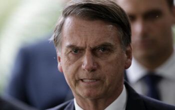 YouTube remove nova live de Bolsonaro replicada no canal do filho Carlos