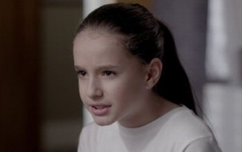 Zé Alfredo invade a casa de Maurilio, vê Bruna sendo sufocada pelo vilão e salva a menina