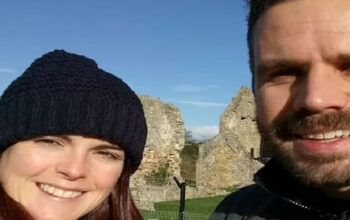 Homem flagra esposa abusando de aluna de 15 anos em carro e chama a polícia