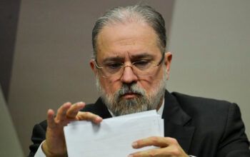 Aras pede ao STF depoimento de Bolsonaro sobre acusações da CPI da Covid