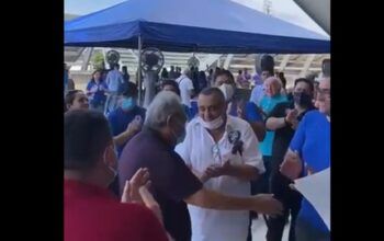 Amazonino é recebido  na Arena da Amazônia com aplausos no dia de seu aniversário - vídeo