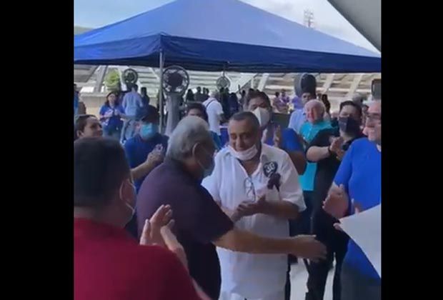 Amazonino é recebido na Arena da Amazônia com aplausos no dia de seu aniversário - vídeo