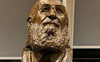 Atacado por Bolsonaro, Paulo Freire ganha estátua na Universidade de Cambridge