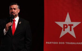 Bancada do PT celebra fim do orçamento secreto que Bolsonaro usava para comprar apoio parlamentar