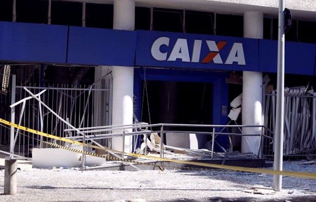 Bandidos explodem agência da Caixa Econômica
