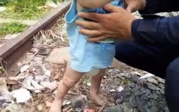 Bebê de um ano é abandonado em linha férrea