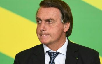 Bolsonaro ignora nova variante e chama de “loucura” controle de aeroportos