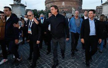 Bolsonaro mente e diz que não houve agressão a jornalistas em Roma e sim "atrito"