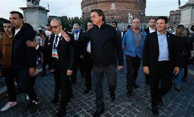 Bolsonaro mente e diz que não houve agressão a jornalistas em Roma e sim "atrito"
