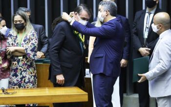 Bolsonaro recebe medalha na Câmara debaixo de vaia e gritos de "genocida" (vídeo)