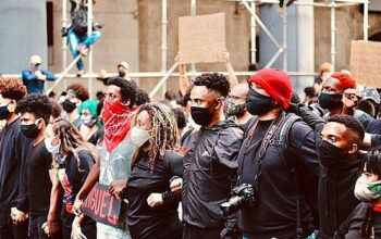 Brasileiros vão às ruas contra Bolsonaro e o racismo