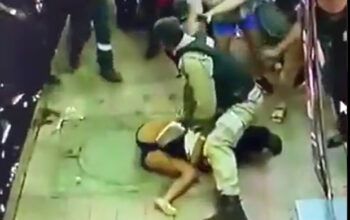 Covardia odiosa - Polícia aplica  golpe do joelho no pescoço em mulher com criança no colo (vídeo)