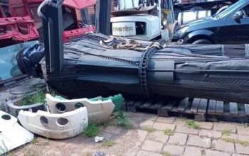 Da homenagem ao lixo: estátua de Bolsonaro é vista largada em ferro-velho de Passo Fundo