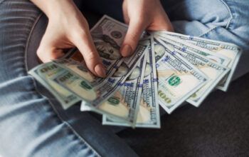 Dólar fecha aos R$ 5,67, maior valor desde abril