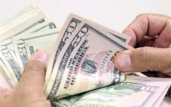 Dólar sobe e Bolsa cai em meio a temor de nova variante