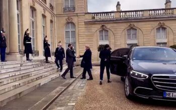 Em Paris, Lula é recebido por Macron com protocolo de chefe de Estado
