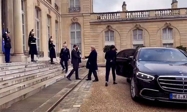 Em Paris, Lula é recebido por Macron com protocolo de chefe de Estado