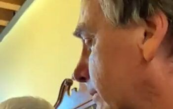 Em vídeo, Bolsonaro chora ao ouvir música italiana que mãe cantava