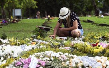 Fãs prestam homenagens a Marília Mendonça em cemitério