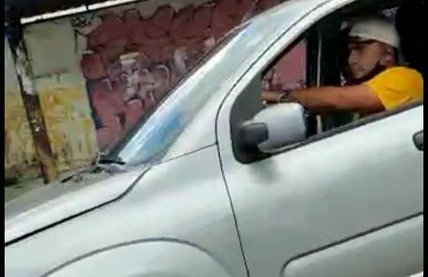 Frentista é arrastada por homem que fugiu de posto sem pagar gasolina em Manaus