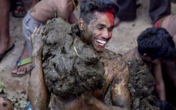 Guerra de estrume de vaca em festival indiano; veja fotos