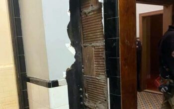 Homem nu é resgatado de dentro de parede de teatro nos EUA