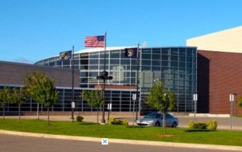 Jovem de 15 anos mata três e fere oito a tiros em escola nos EUA