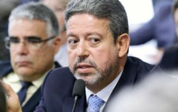 Lira se recusa a dizer quais deputados beneficiados com manobra que votaram a favor da PEC dos Precatórios