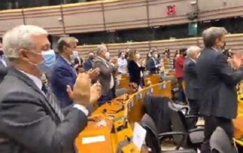 Lula é aplaudido de pé por eurodeputados após discurso no Parlamento Europeu - vídeo