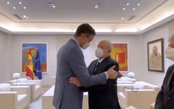 Lula é recebido no Palácio de Moncloa pelo presidente espanhol Pedro Sanchez (vídeo)