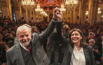 Lula é recebido por prefeita de Paris e participa de conferência na França