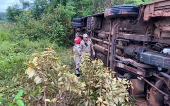 Ônibus capota durante forte chuva na estrada do Iranduba