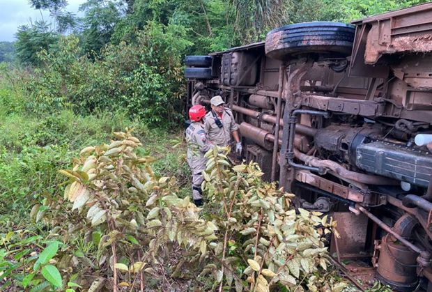 Ônibus capota durante forte chuva na estrada do Iranduba