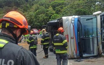 Ônibus tomba e deixa 6 mortos e mais de 30 feridos em rodovia de SP