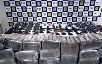 Polícia apreende carregamento de 33 armas e 350 quilos de drogas