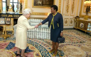 Rainha Elizabeth II dá parabéns ao povo de Barbados após ilha romper com monarquia