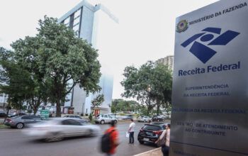 Receita paga hoje restituições de lote residual do IRPF de novembro