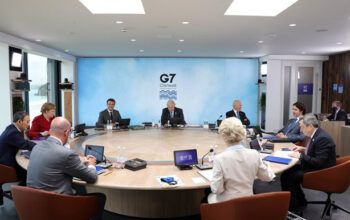 Reino Unido convoca G7 para reunião de emergência nesta segunda para discutir a Ômicron