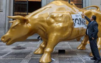 "Touro de ouro" da Bolsa de Valores de SP amanhece com um cartaz : "Fome"