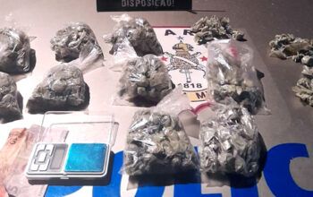 Traficante foge da polícia e cai de muro com 500 papelotes de drogas