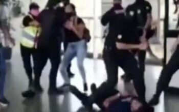 Vídeo - Ambulante leva chute na cabeça de guarda e fica no chão desacordado