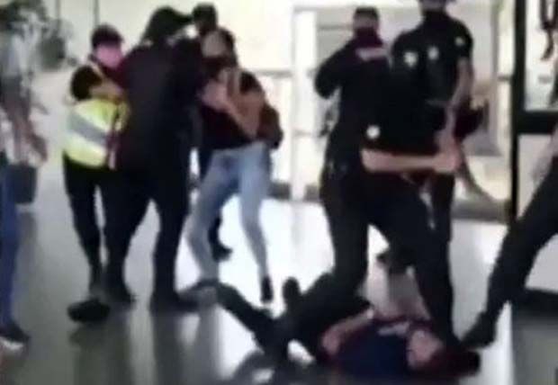 Vídeo - Ambulante leva chute na cabeça de guarda e fica no chão desacordado