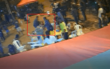 Vídeo brutal: homem se irrita com bombinha e esfaqueia pai de criança