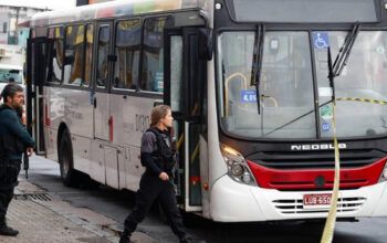 Idosa morre e outras duas pessoas são baleadas em assalto a ônibus