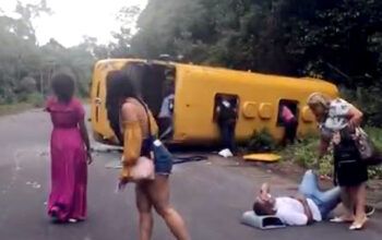 Micro-ônibus capota  em Novo Airão e deixa dois mortos e vários feridos