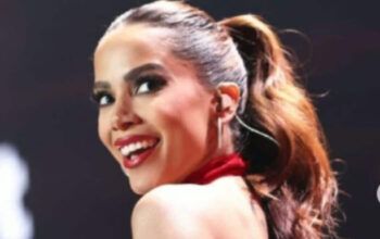 Anitta recebe terceira dose da vacina contra Covid e ironiza Bolsonaro