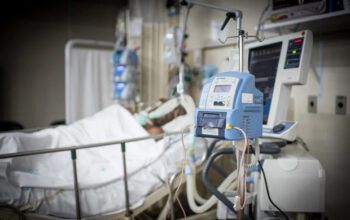 Após comprar passaporte de vacina falso, mulher morre de Covid